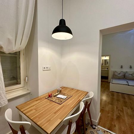 Cozy Studio Flat In The Heart Of Budapeste Exterior foto